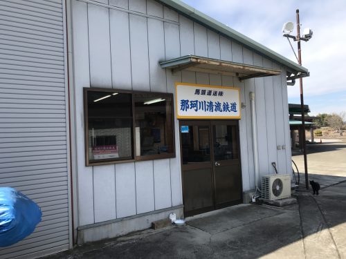 事務室ここで、入場料を支払います